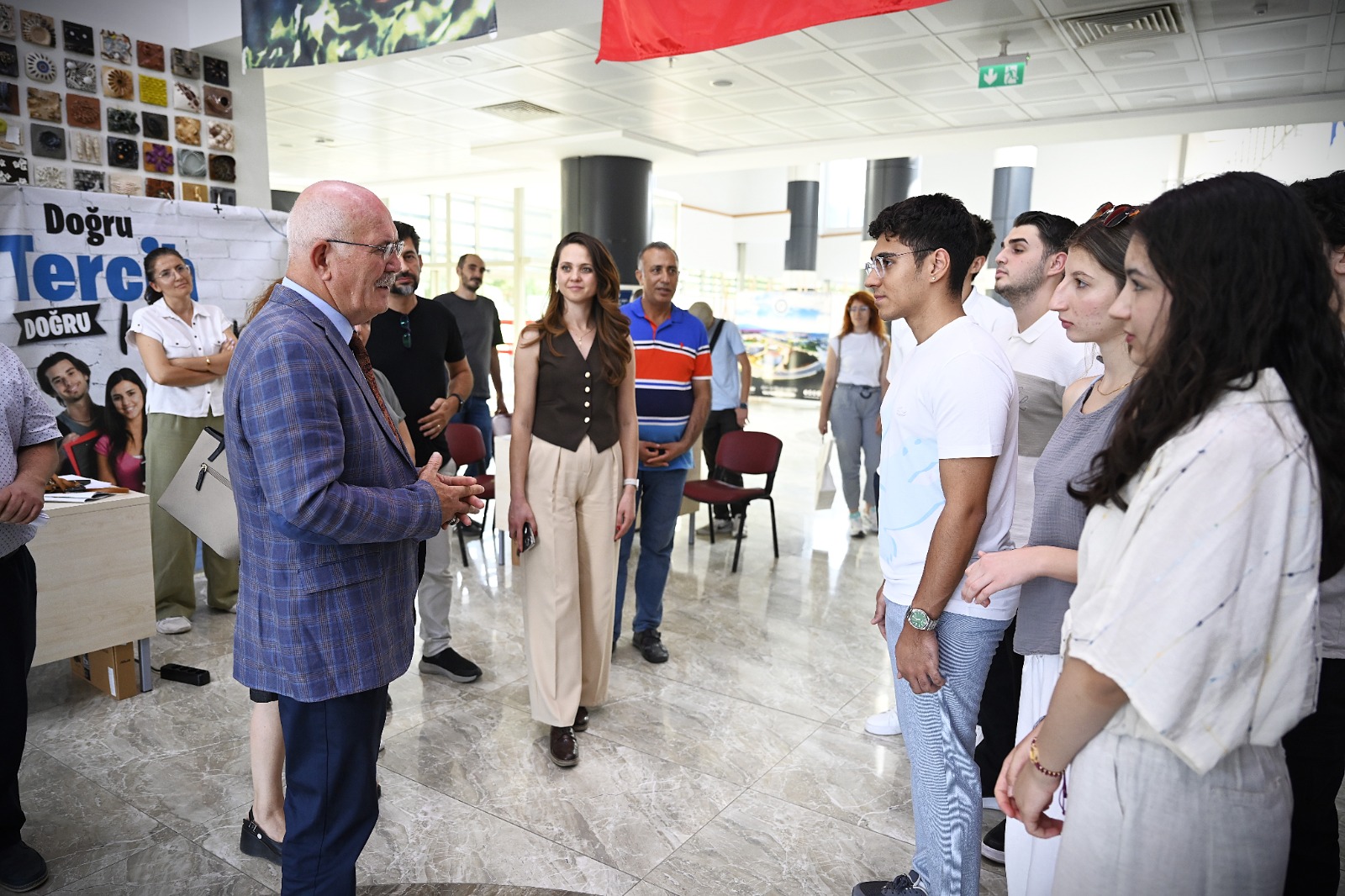 Uşak Üniversitesi Rektörü Prof. Dr. Ekrem Savaş, aday öğrencilerle “Tercih