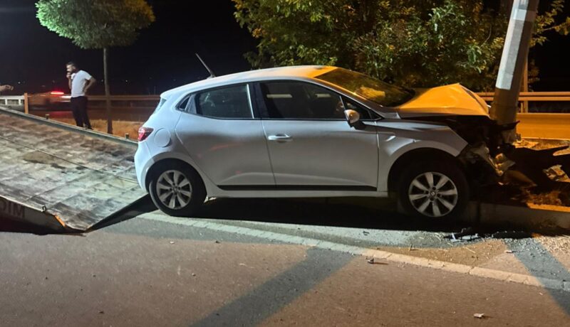 Afyonkarahisar’ın Sandıklı ilçesinde aydınlatma direğine çarpan otomobildeki aynı aileden 2’si