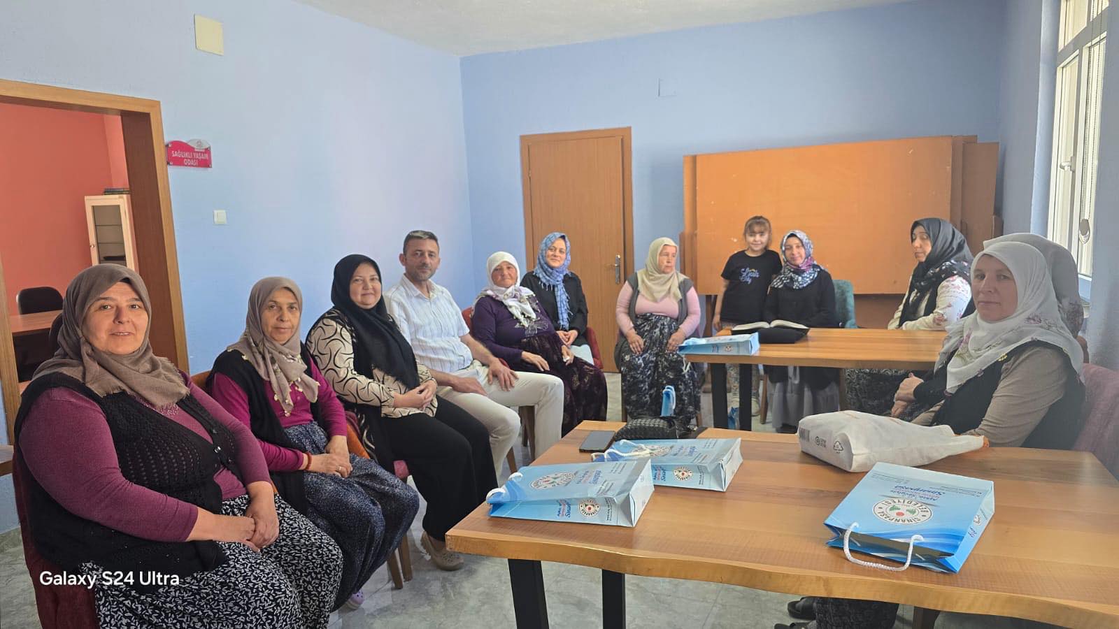 Sinanpaşa Belediye Başkanı Tolga Yıldırım, Kadın Kültür Evi’ni ziyaret ederek