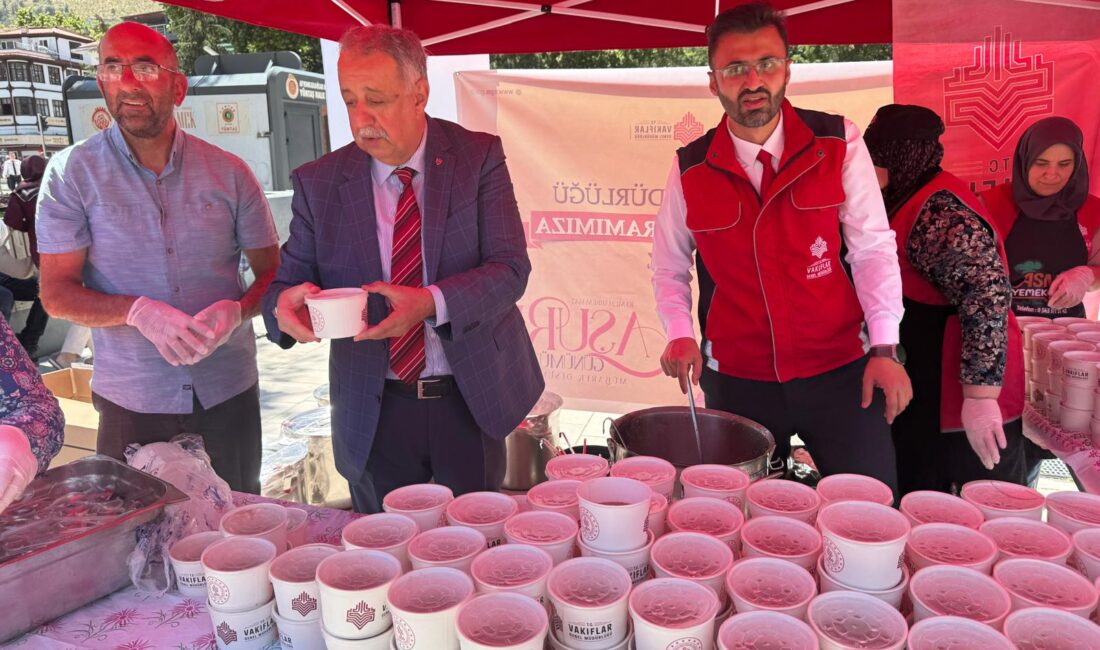 Afyonkarahisar'da Vakıflar Bölge Müdürlüğünce, vatandaşlara aşure ikramında bulunuldu.