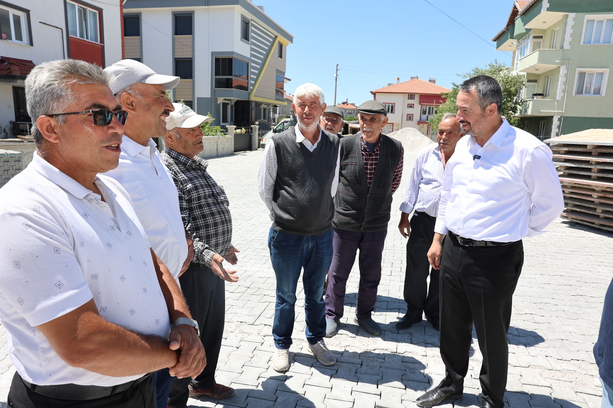 Sandıklı Belediyesi Fen İşleri Müdürlüğü ekipleri tarafından Sazak Mahallesi’nde sürdürülen