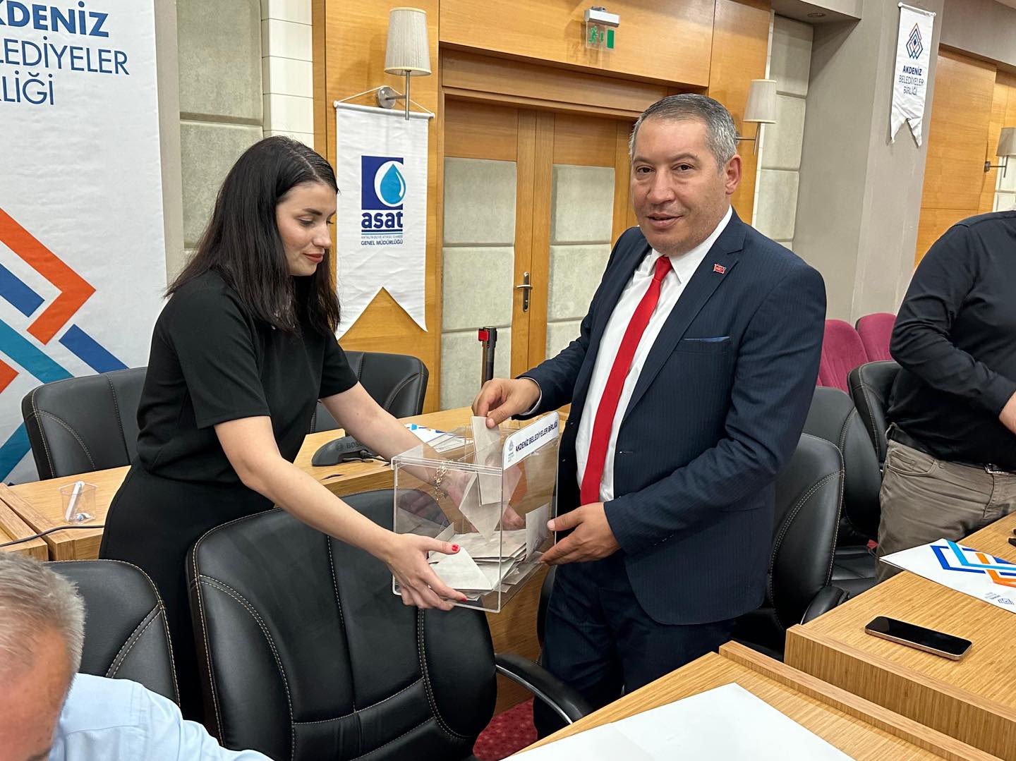 Dinar Belediye Başkanı Veysel Topçu, Akdeniz Belediyeler Birliği’nin Antalya’da düzenlenen