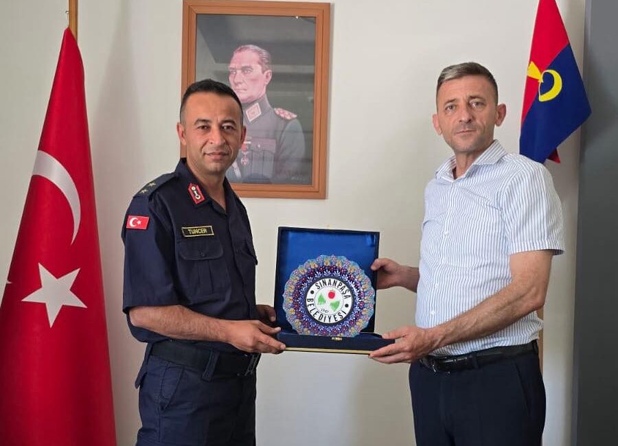 Sinanpaşa Belediye Başkanı Tolga Yıldırım, ilçede görevine yeni başlayan Jandarma