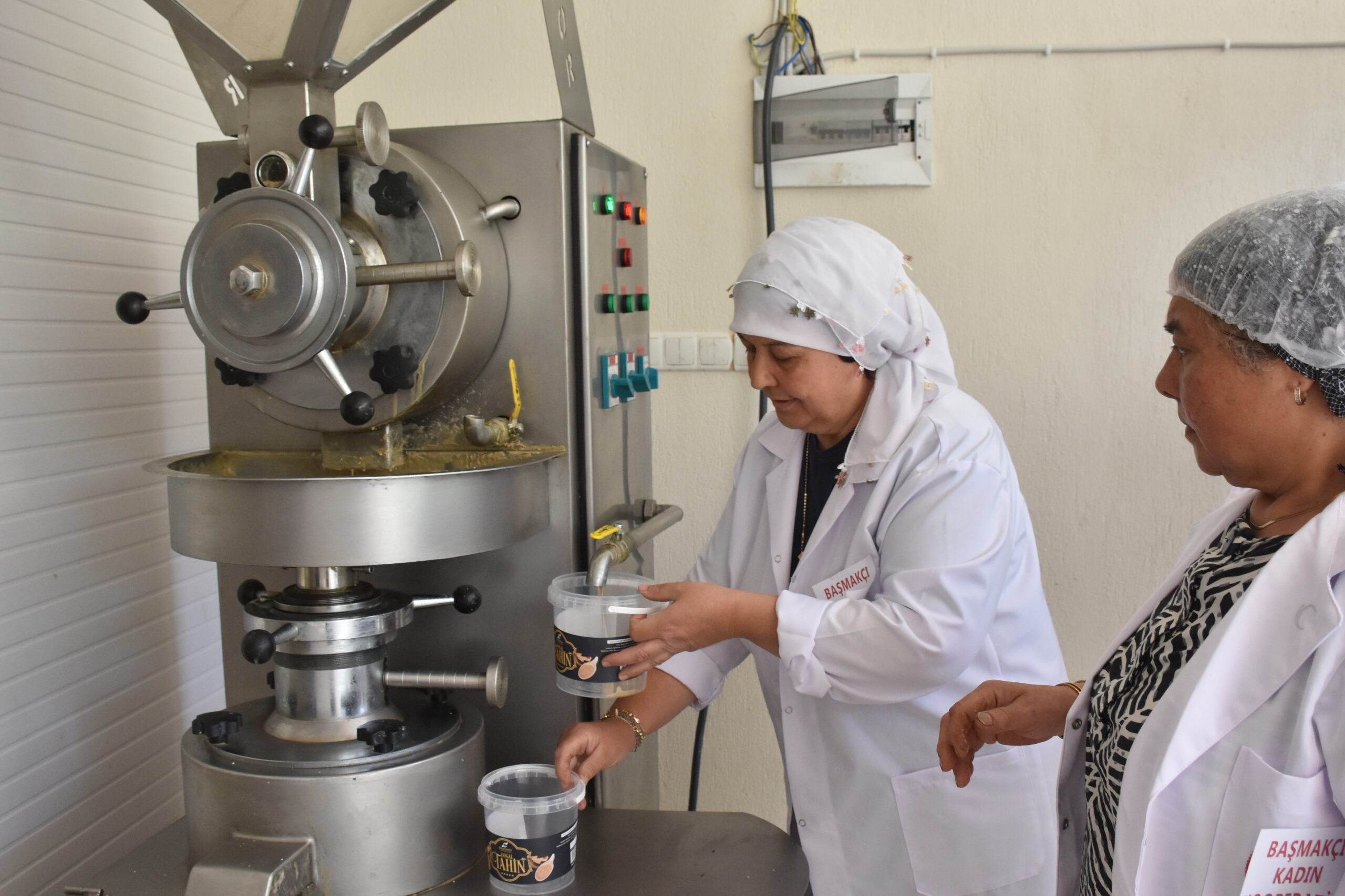 Afyonkarahisar'ın Başmakçı ilçesinde kooperatif bünyesinde çalışan kadınlar, ürettikleri doğal tahin