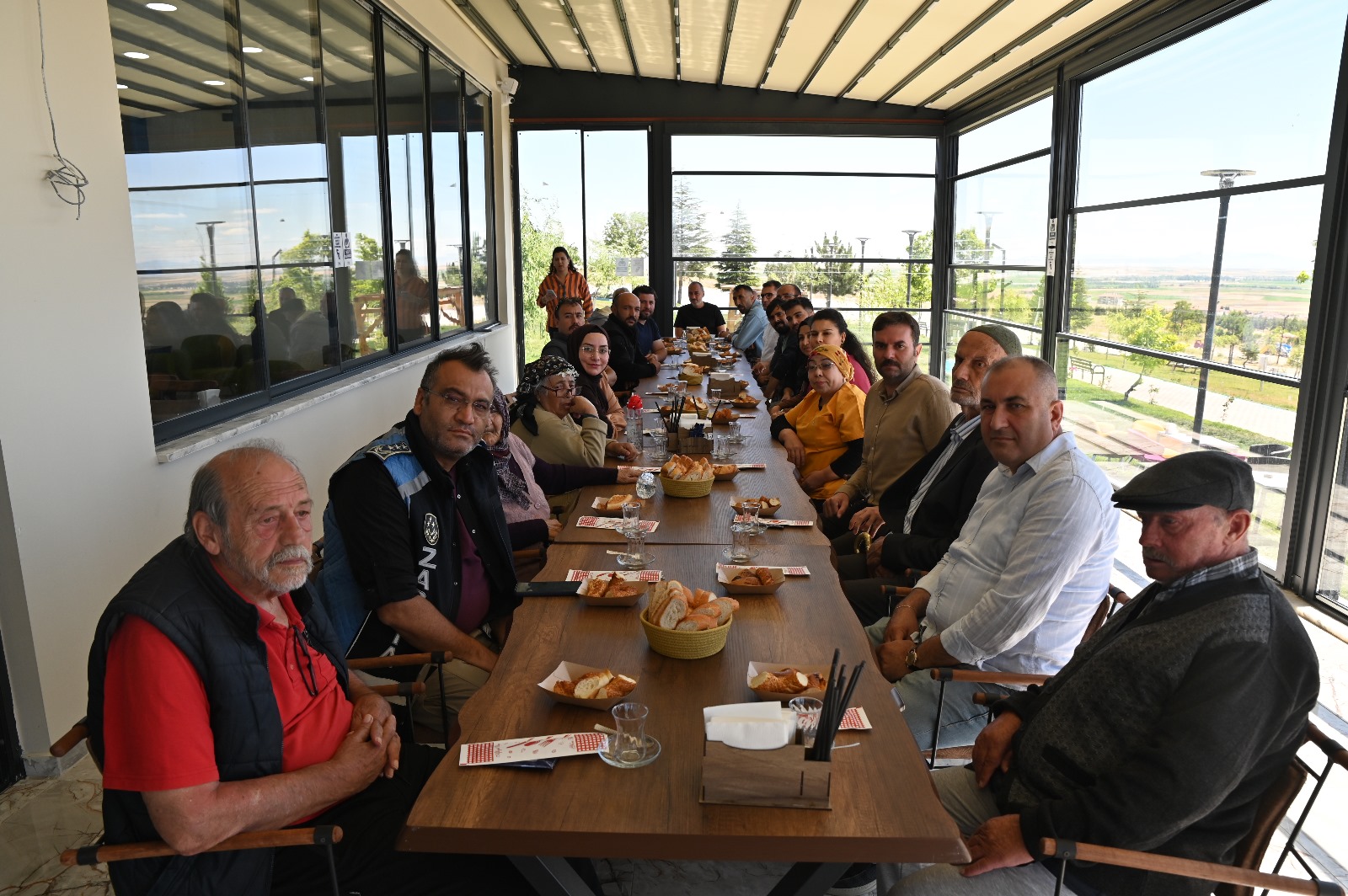 Emirdağ Belediye Başkanı Serkan Koyuncu, her Cuma günü huzurevi sakinleriyle