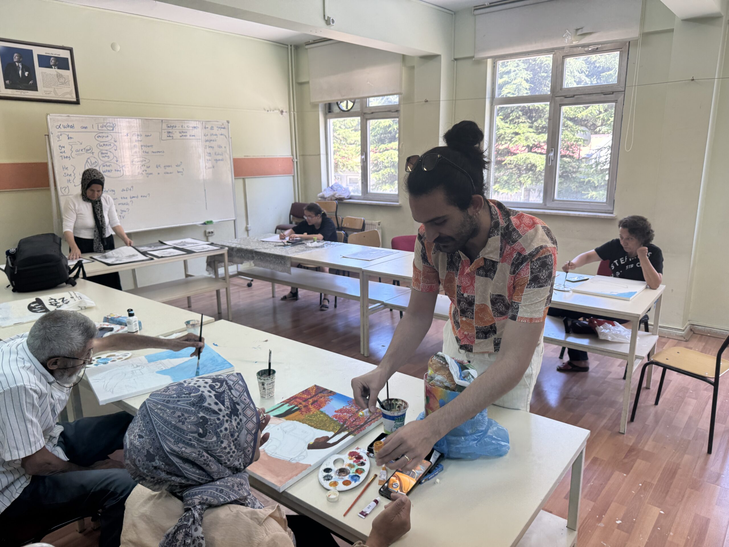 Afyonkarahisar'da bedensel engelli kursiyerler, kendilerine terapi gibi gelen akrilik resim