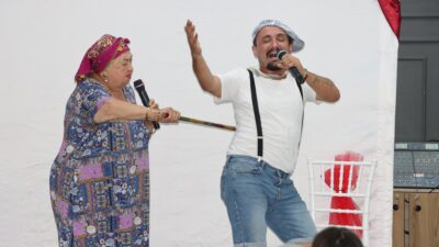 İscehisar Belediyesi, karne sevinci yaşayan öğrencilere unutulmaz bir hediye verdi.