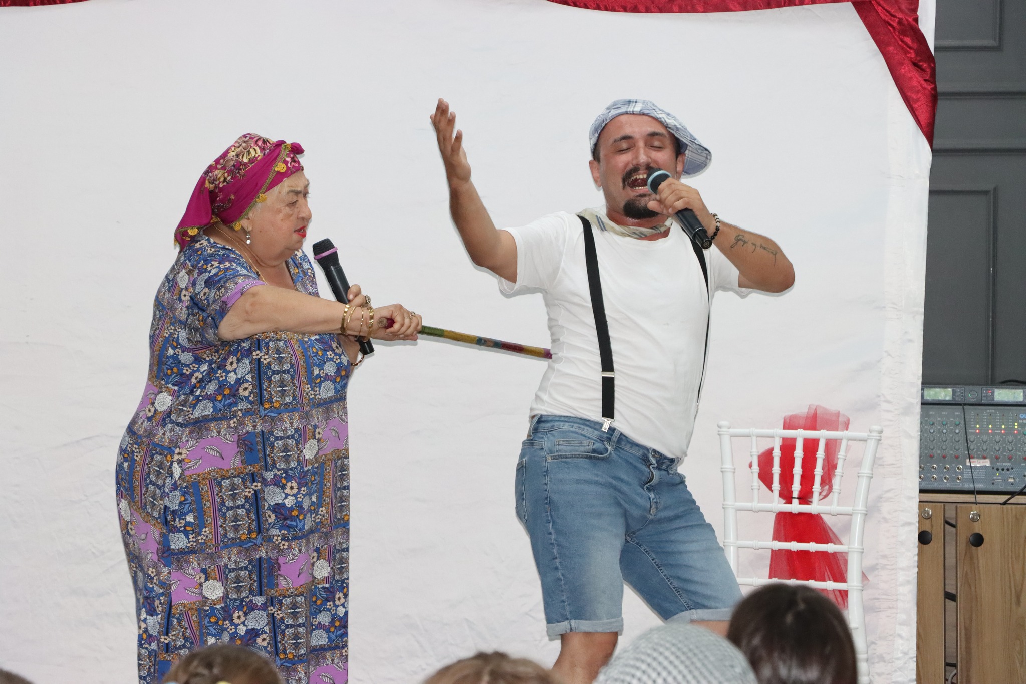 İscehisar Belediyesi, karne sevinci yaşayan öğrencilere unutulmaz bir hediye verdi.