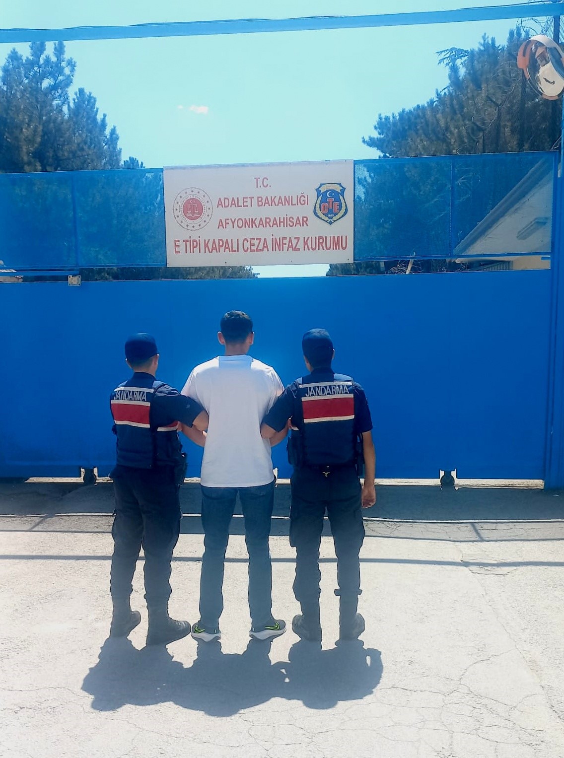 Afyonkarahisar'da kasten öldürme suçundan hapis cezasıyla aranan bir şahıs polis