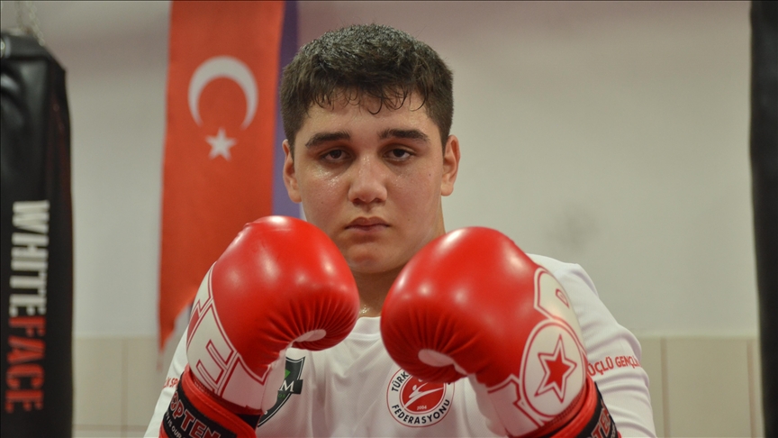 Konya'da kilo vermek için başladığı kick boksta Türkiye Şampiyonu olan
