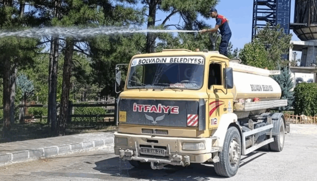 Afyonkarahisar’ın Bolvadin ilçesinde yaz sıcaklarının etkisini artırdığı bu günlerde, belediye