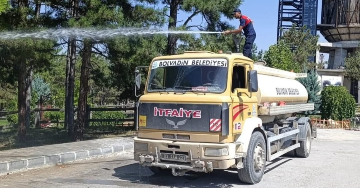 Afyonkarahisar’ın Bolvadin ilçesinde yaz sıcaklarının etkisini artırdığı bu günlerde, belediye