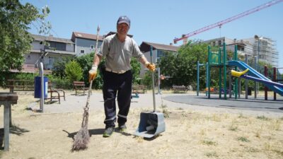 Kocaeli’de temizlik personeli Selami Gündoğdu, büyüteç yardımıyla güneş ışığını kalem