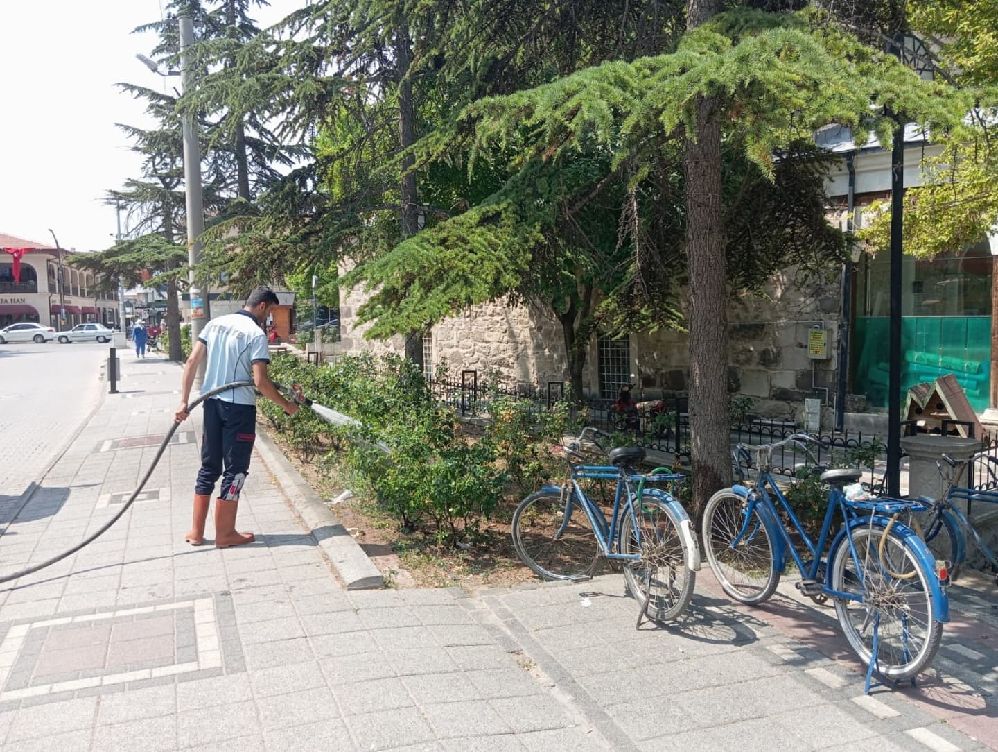 Bolvadin Belediyesi, yaz mevsiminin etkisini artırdığı bu günlerde ilçe genelindeki