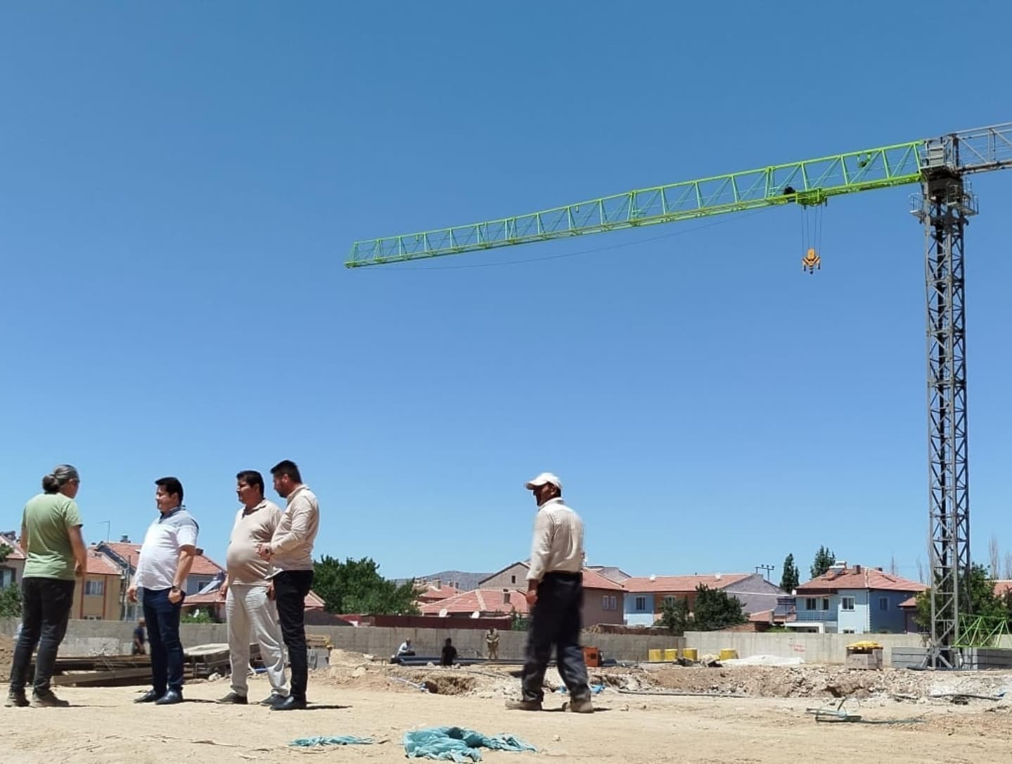 Bolvadin Belediye Başkanı Derviş Aynacı, TOKİ Konut Projesi kapsamında sürdürülen
