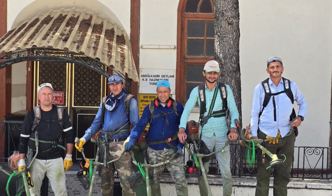 Bolvadin Belediyesi Park ve Bahçe ekiplerince, yaz aylarında yoğun şekilde