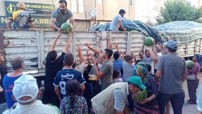 Afyonkarahisar’ın Çay ilçesinde hayırsever iş insanı tarafından vatandaşlara bir tır