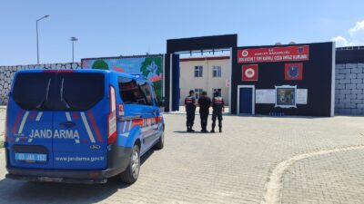 Afyonkarahisar’da çeşitli suçlardan hapis cezasıyla aranan bir şahıs jandarmanın takibi