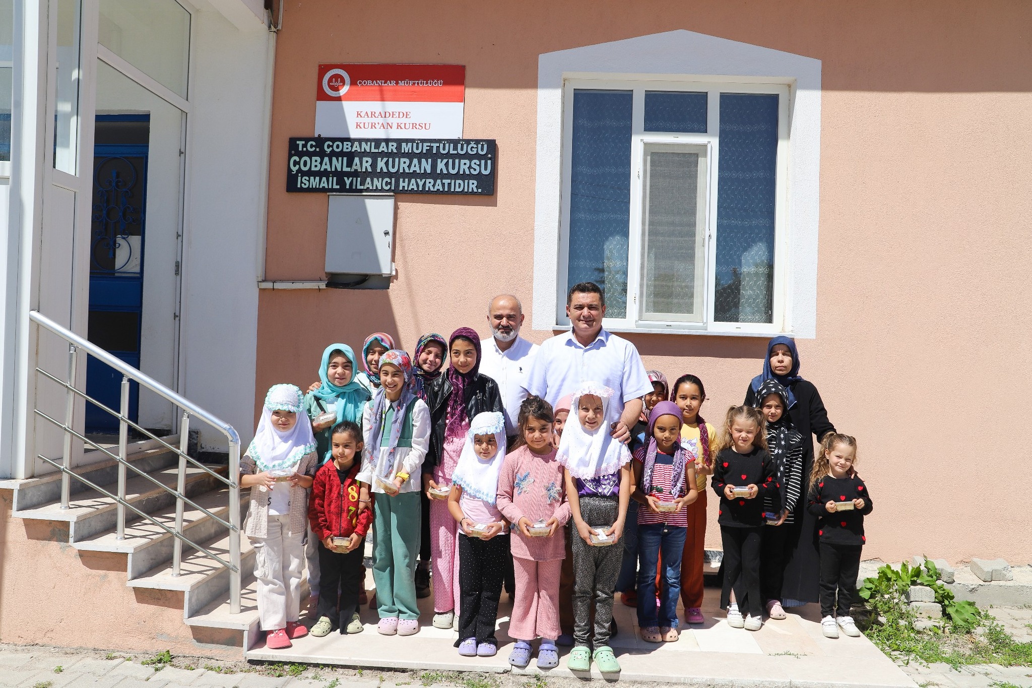 Çobanlar Belediye Başkanı Ali Altuntaş, ilçedeki yaz Kur’an kurslarına devam