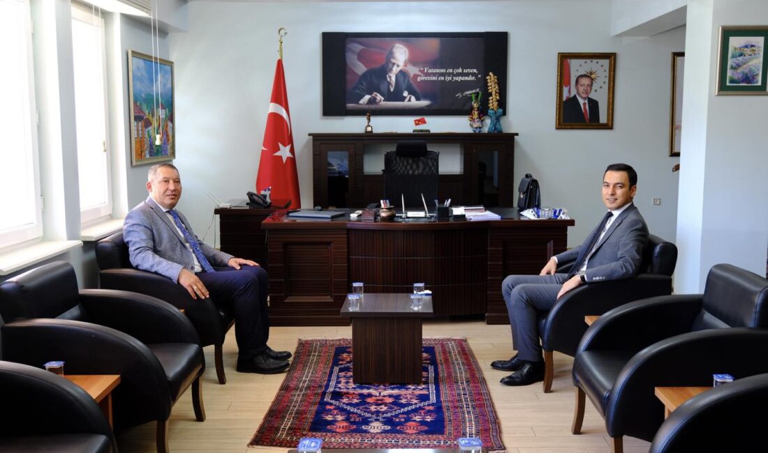 Kaymakam Uğuz’a hayırlı olsun ziyareti Dinar Belediye Başkanı Veysel Topçu, ilçeye yeni atanan ve görevine