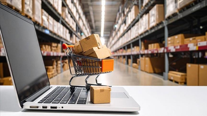 Tatil sezonu e-ticaret sektörünü hareketlendirdi Yaz mevsiminin gelmesiyle tatil sezonunun en hareketli günleri yaşanırken, tatile