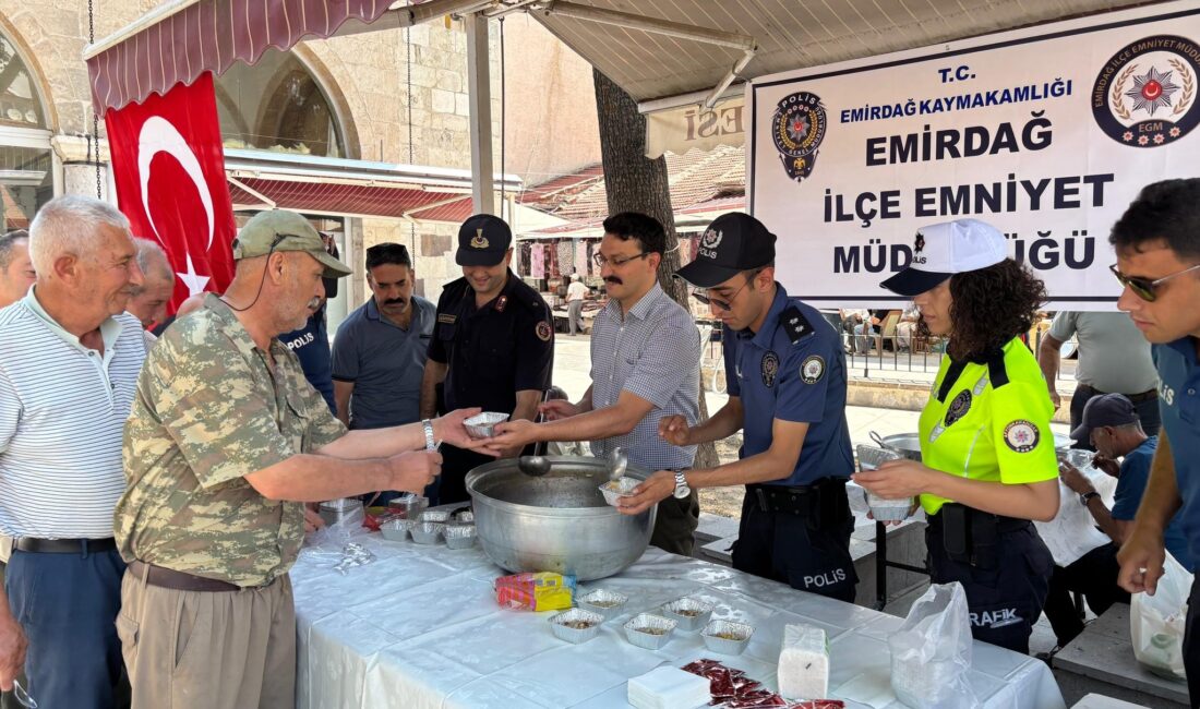 Polislerden vatandaşa aşure ikramı Afyonkarahisar’ın Emirdağ ilçesinde polisler vatandaşlara aşure ikramında bulundu.