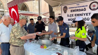 Afyonkarahisar’ın Emirdağ ilçesinde polisler vatandaşlara aşure ikramında bulundu.