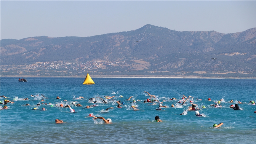Burdur'un Yeşilova ilçesinde bulunan Salda Gölü'nde 344 sporcunun katılımıyla triatlon