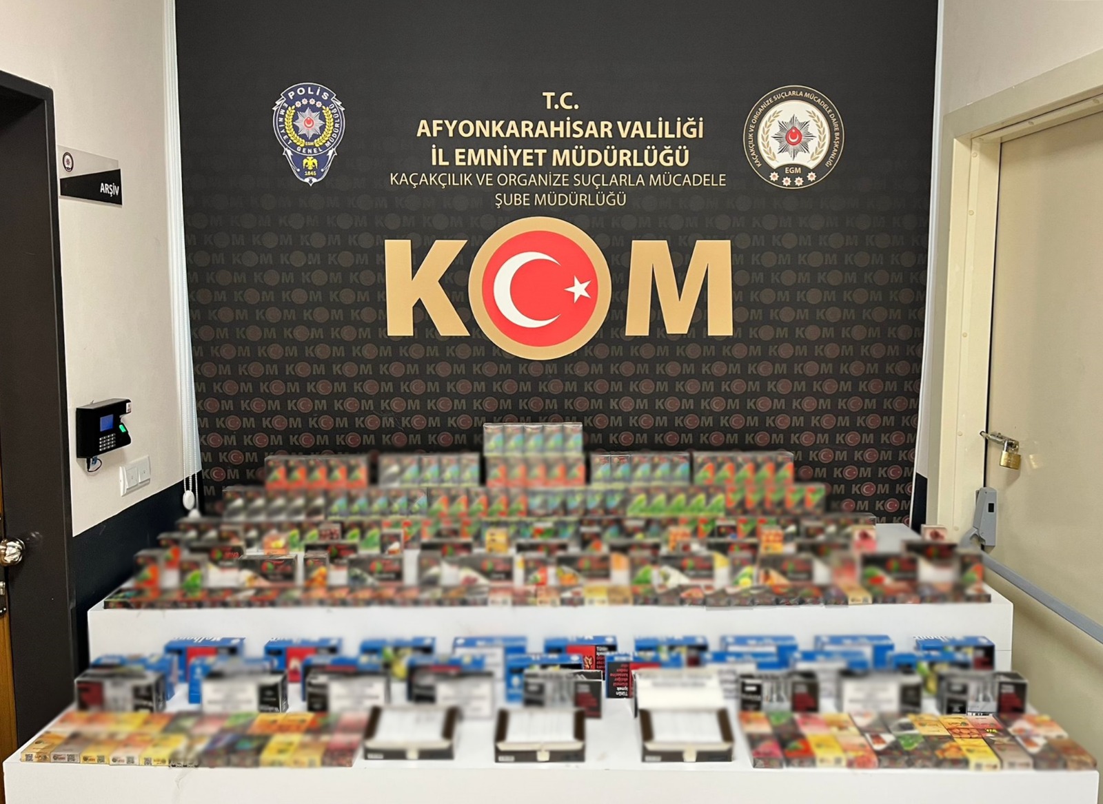 Afyonkarahisar İl Emniyet Müdürlüğü ekipleri, kaçakçılıkla mücadele kapsamında gerçekleştirdiği operasyonla