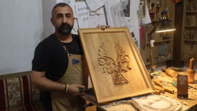 Sivas'ta faaliyet gösteren bir ahşap oyma ustası, 20 yıllık tecrübesiyle