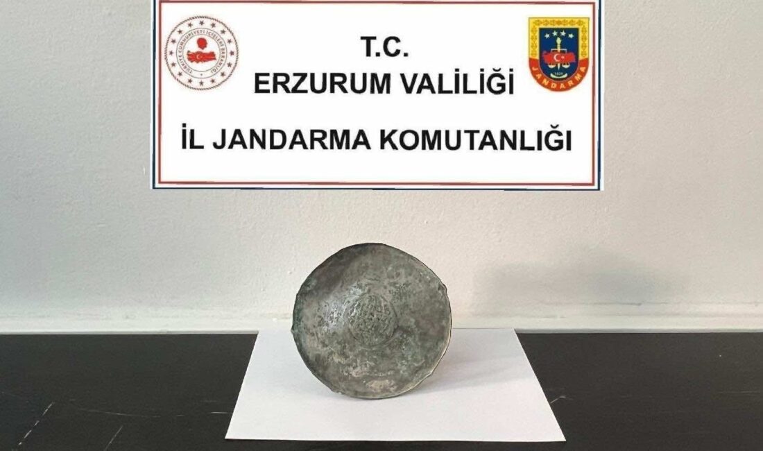 Erzurum'da bir vatandaş tarafından piknik alanında tesadüfen bulunan bronz diskin,