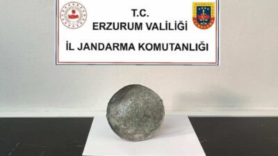 Erzurum'da bir vatandaş tarafından piknik alanında tesadüfen bulunan bronz diskin,