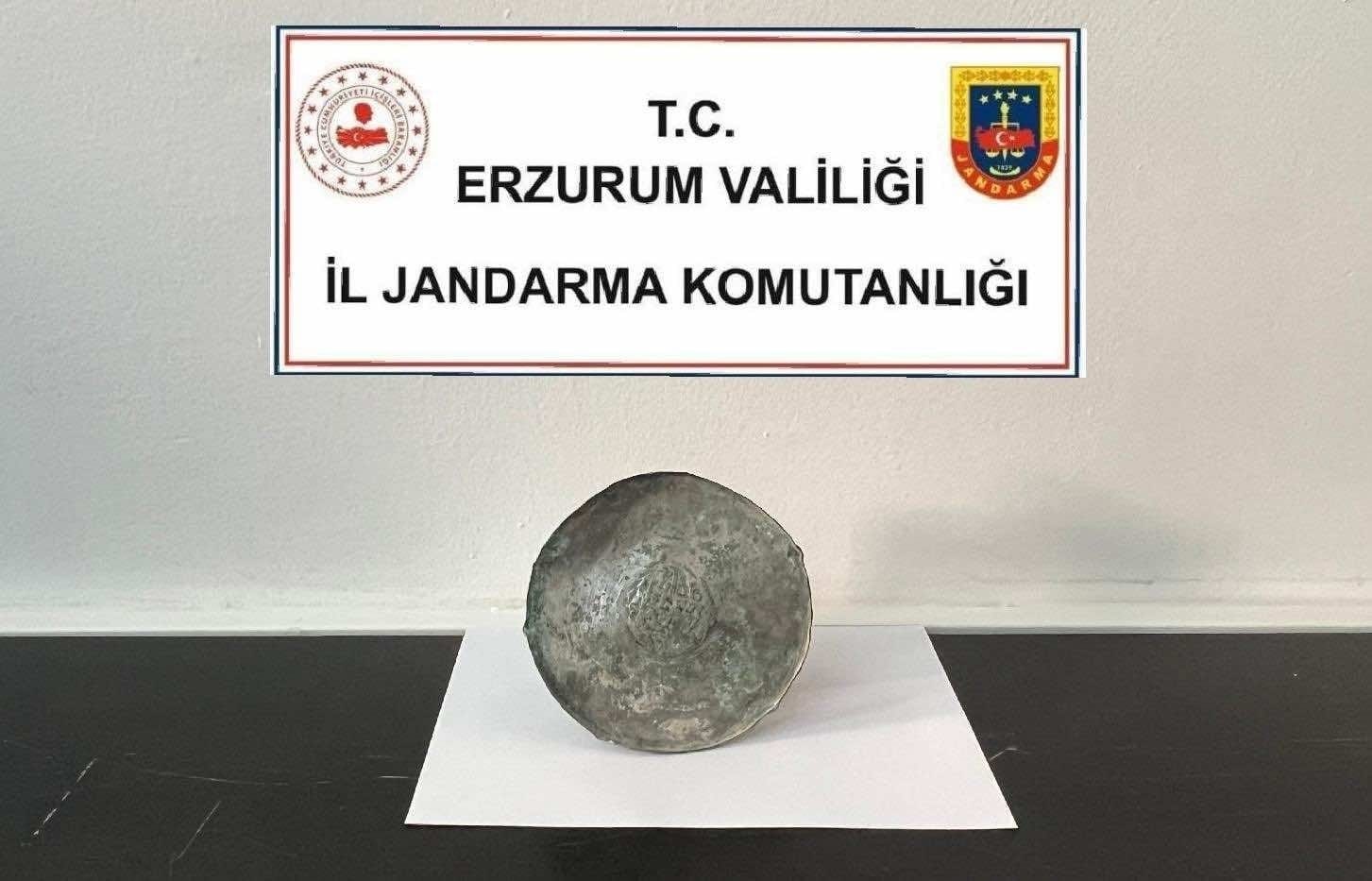 Erzurum'da bir vatandaş tarafından piknik alanında tesadüfen bulunan bronz diskin,