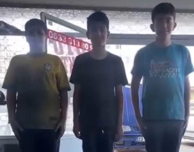 Elazığ'da bir sanayi sitesinde, mesleğe yeni başlayan üç çırak için