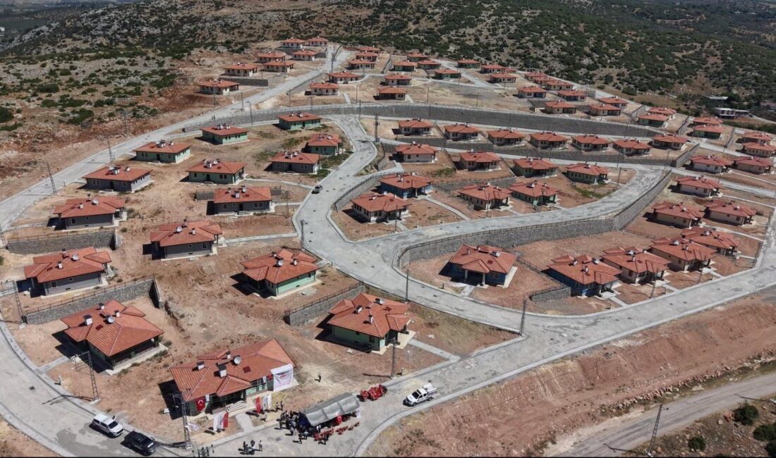 Kahramanmaraş merkezli depremlerden etkilenen Osmaniye'nin Bahçe köyünde, afetzede vatandaşlar için