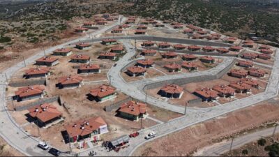 Kahramanmaraş merkezli depremlerden etkilenen Osmaniye'nin Bahçe köyünde, afetzede vatandaşlar için