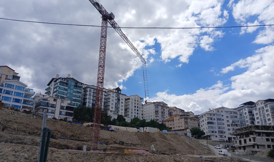 Ankara'nın Mamak ilçesindeki bir şantiyede, vinçle yük taşıma işlemi sırasında