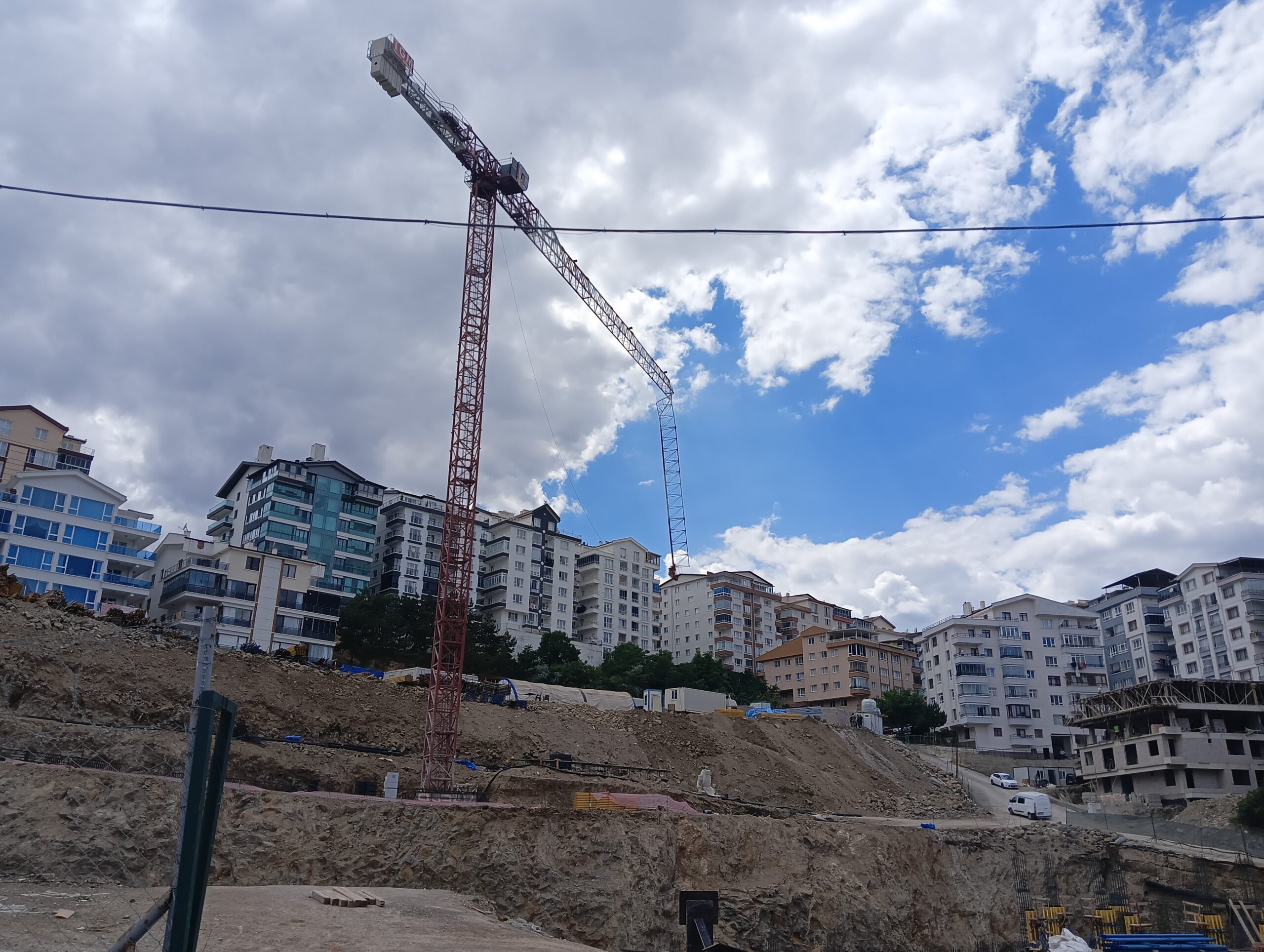 Ankara'nın Mamak ilçesindeki bir şantiyede, vinçle yük taşıma işlemi sırasında