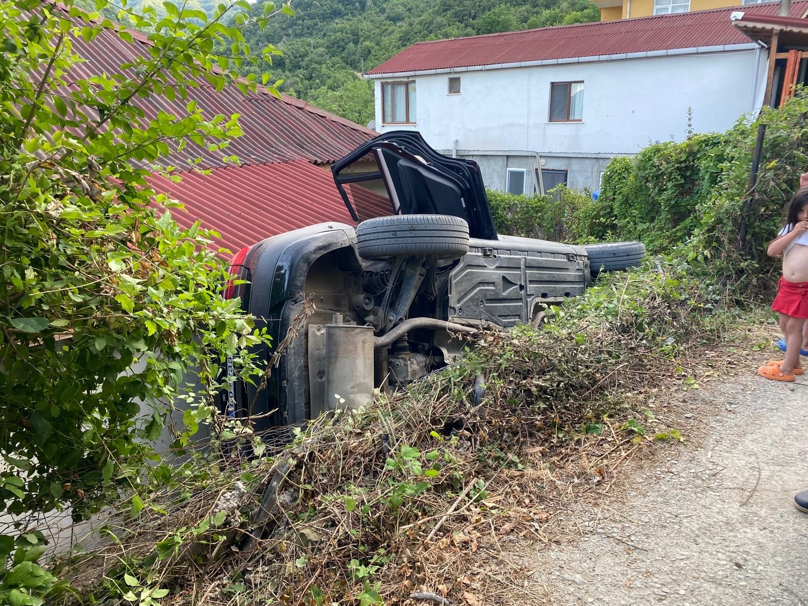 Sinop'un Ayancık ilçesinde, sürücüsünün el frenini çekmeyi unutması sonucu kontrolden