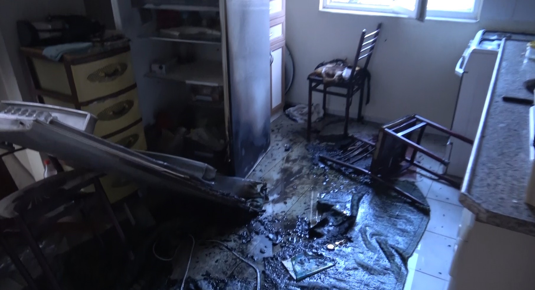 Antalya'da bir apartman dairesinde çıkan yangının, ailenin madde bağımlısı olduğu