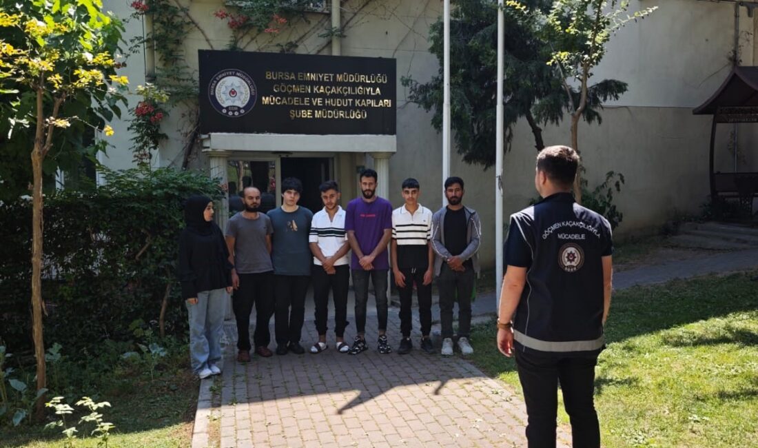  Bursa’da polis ekipleri, yasa dışı yollarla yabancı uyruklu şahısları taşıyan