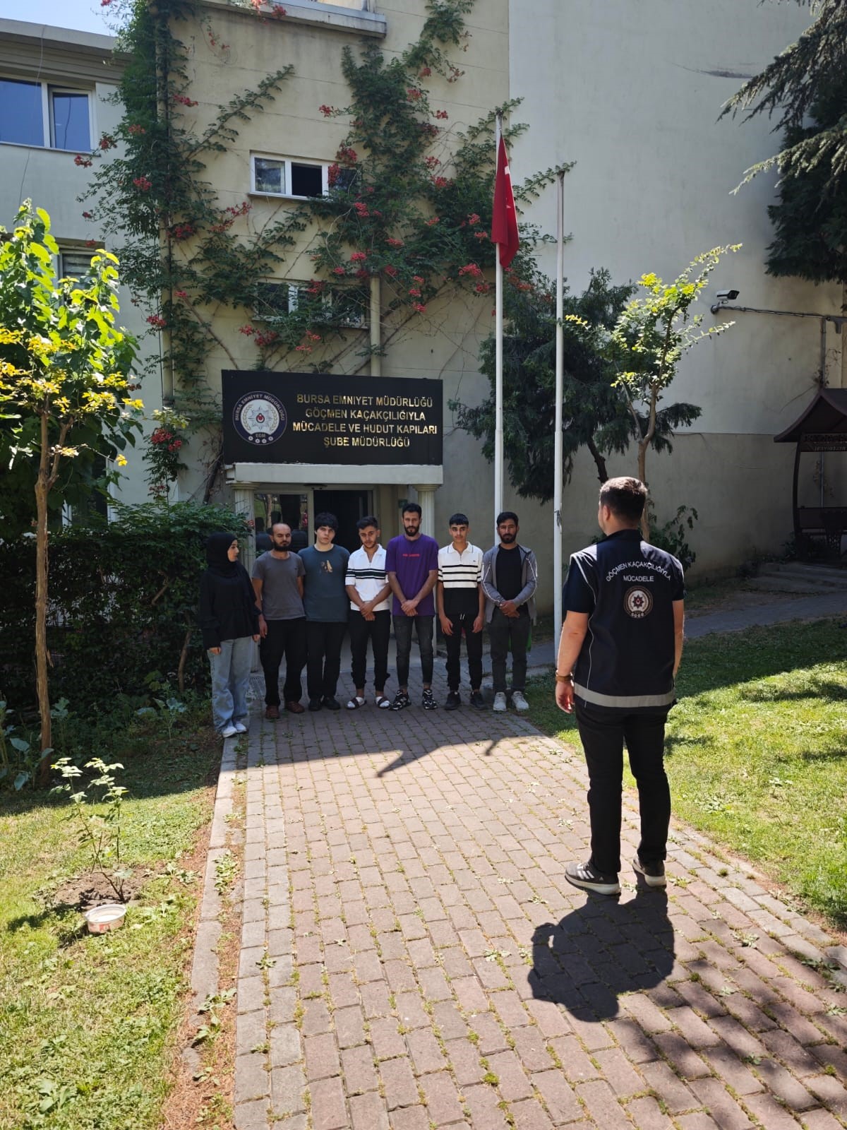  Bursa’da polis ekipleri, yasa dışı yollarla yabancı uyruklu şahısları taşıyan