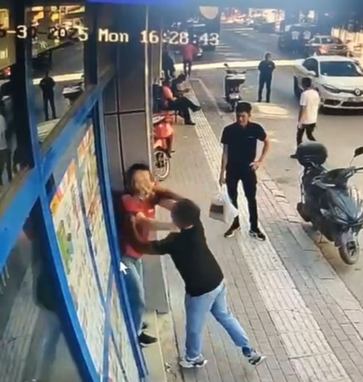 Bursa’nın Mustafakemalpaşa ilçesinde bir markette çıkan tartışma, yumruklu kavgaya dönüştü.