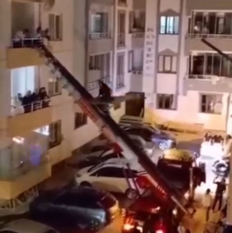 Elazığ'da, düğün sonrası gerçekleştirilen geleneksel bir şakalaşmadan kaçmaya çalışan damat,