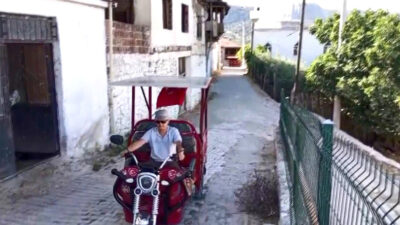 Muğla'nın Menteşe ilçesinde yaşayan Ali Şahan, elektrikli motosikletine kendi imkanlarıyla
