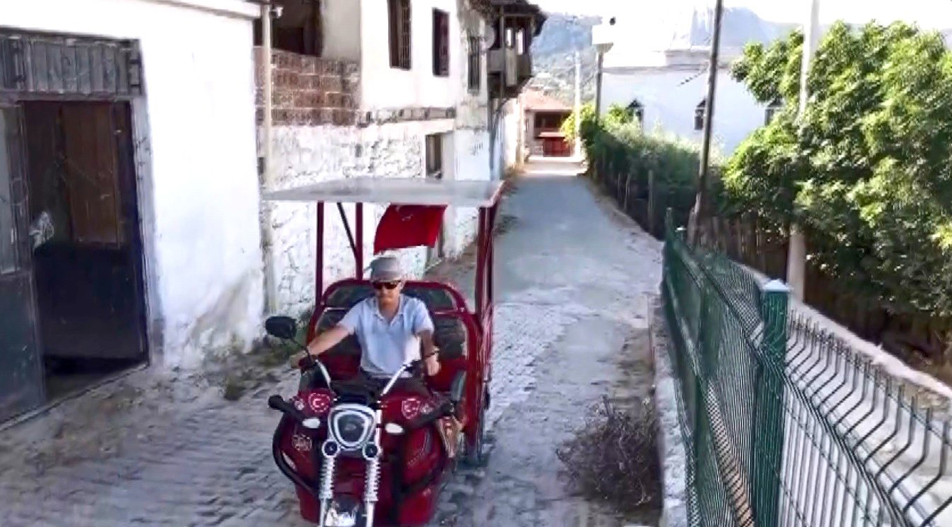 Muğla'nın Menteşe ilçesinde yaşayan Ali Şahan, elektrikli motosikletine kendi imkanlarıyla