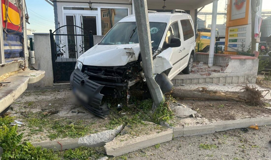Çorum'un Alaca ilçesinde, sürücüsünün direksiyon hakimiyetini kaybettiği hafif ticari araç