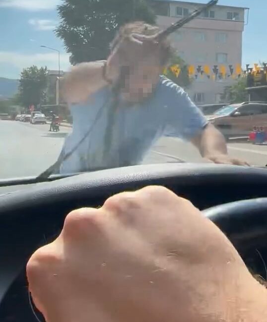 Bursa'da trafikte yaşanan bir yol verme anlaşmazlığı, bir motosiklet sürücüsünün
