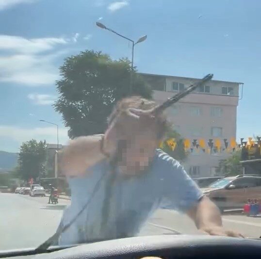 Bursa'da trafikte yaşanan bir yol verme anlaşmazlığı, bir motosiklet sürücüsünün