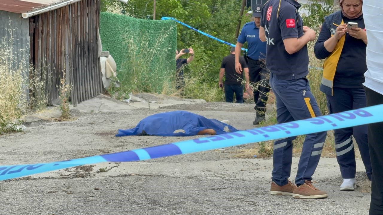 Karabük'te yolda yürüdüğü esnada dengesini kaybederek düşen 54 yaşındaki bir